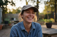 femme avec chemise et chapeau mais qui est réelle pas trop parfaite 