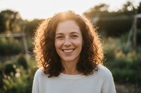 femme réel brune cheveux bouclés 